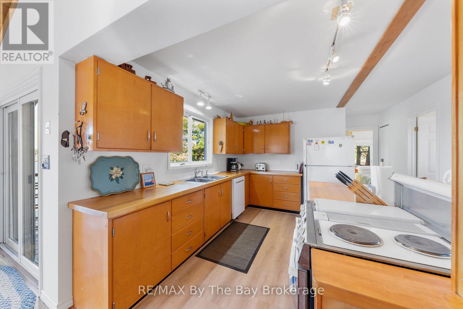 2 Island 2890, Georgian Bay (Gibson), ON - Indoor Photo Showing Kitchen With Double Sink