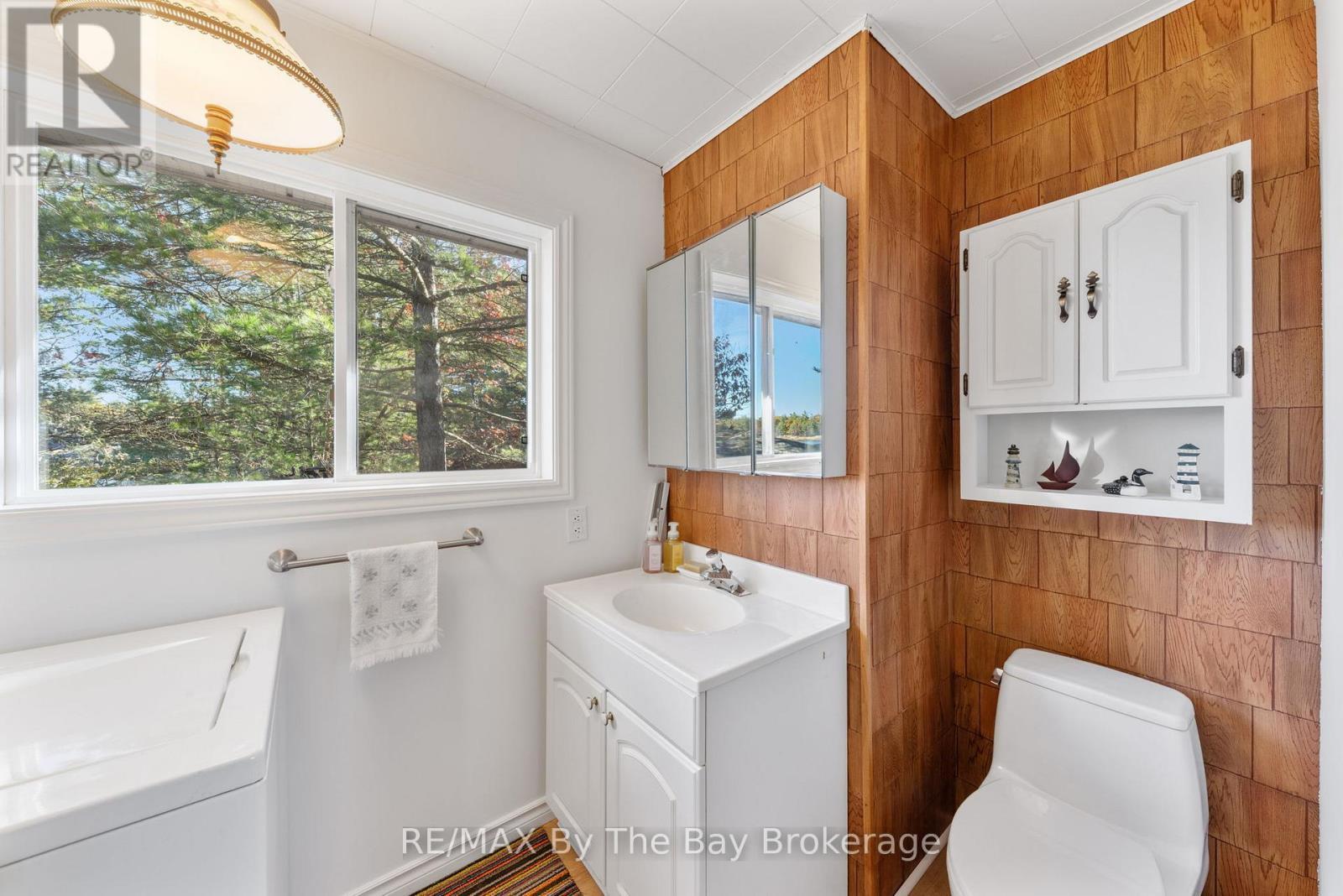 2 Island 2890, Georgian Bay (Gibson), ON - Indoor Photo Showing Bathroom