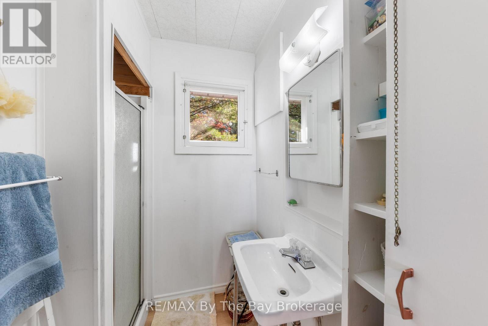 2 Island 2890, Georgian Bay (Gibson), ON - Indoor Photo Showing Bathroom
