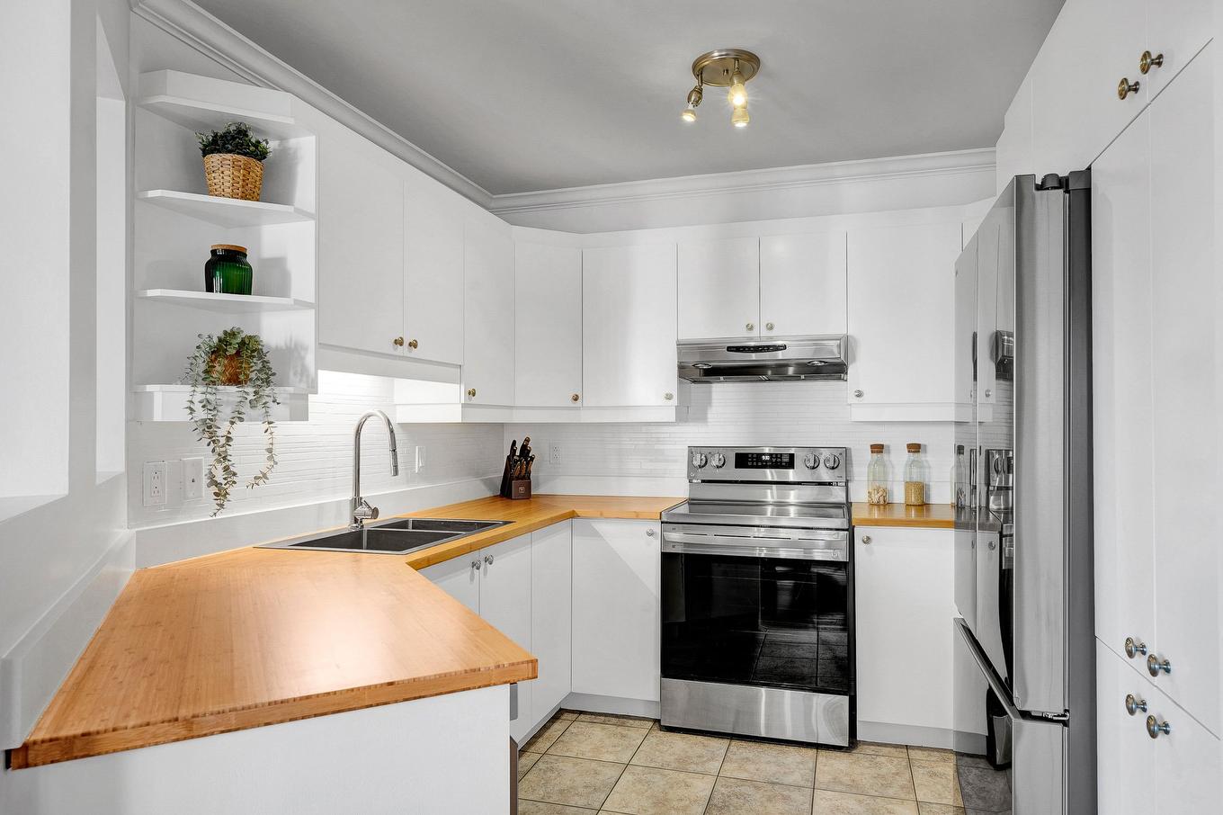 Kitchen - 5-1099 Boul. Maisonneuve, Saint-Jérôme, QC - Indoor Photo Showing Kitchen With Double Sink