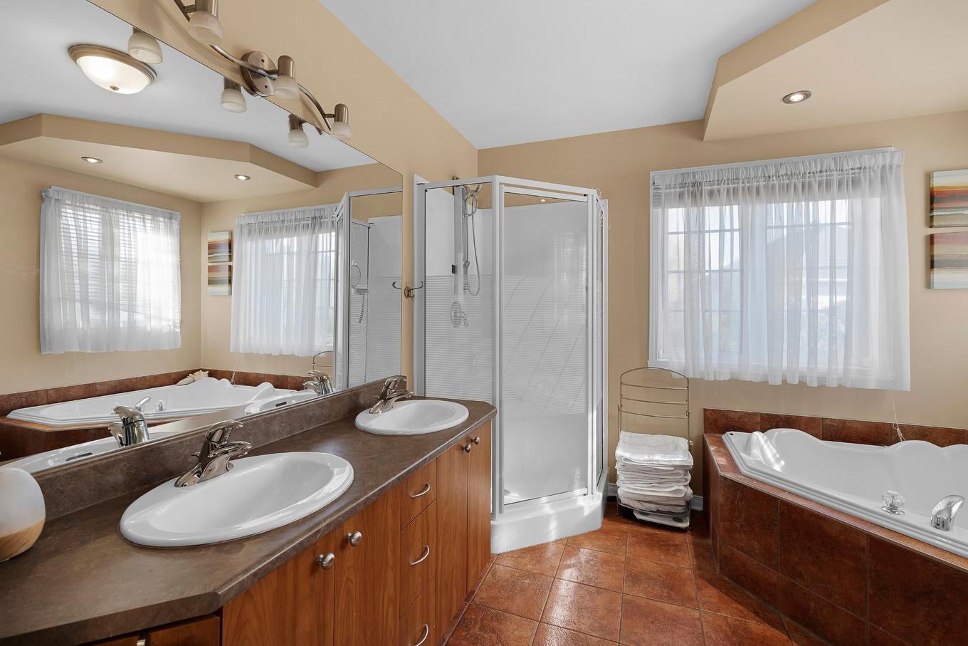 Ensuite bathroom - 8235 Av. Oceanie, Brossard, QC - Indoor Photo Showing Bathroom