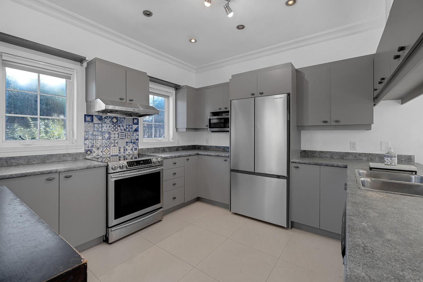 Kitchen - 8235 Av. Oceanie, Brossard, QC - Indoor Photo Showing Kitchen With Double Sink