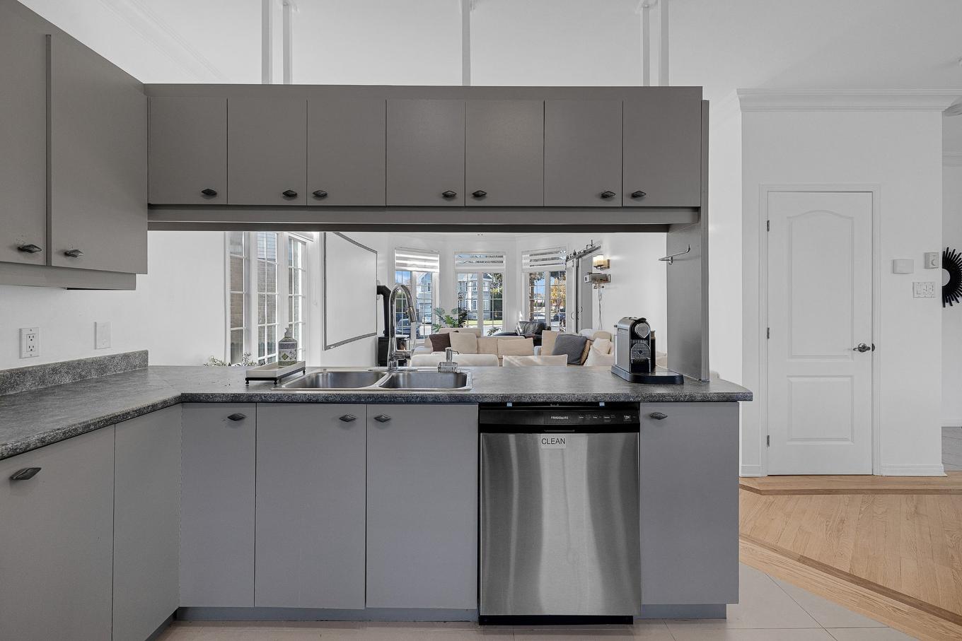 Kitchen - 8235 Av. Oceanie, Brossard, QC - Indoor Photo Showing Kitchen With Double Sink
