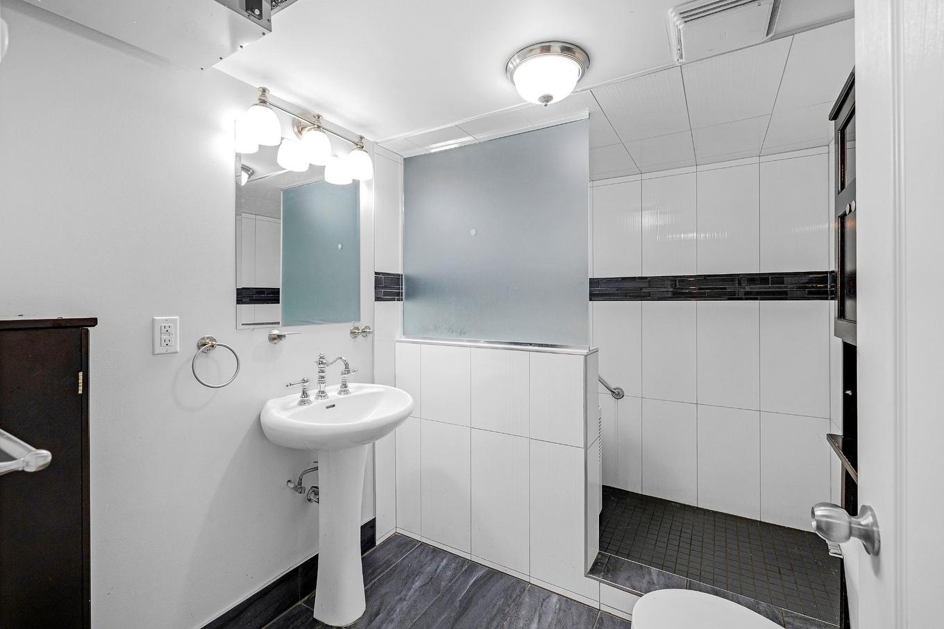 Bathroom - 8235 Av. Oceanie, Brossard, QC - Indoor Photo Showing Bathroom