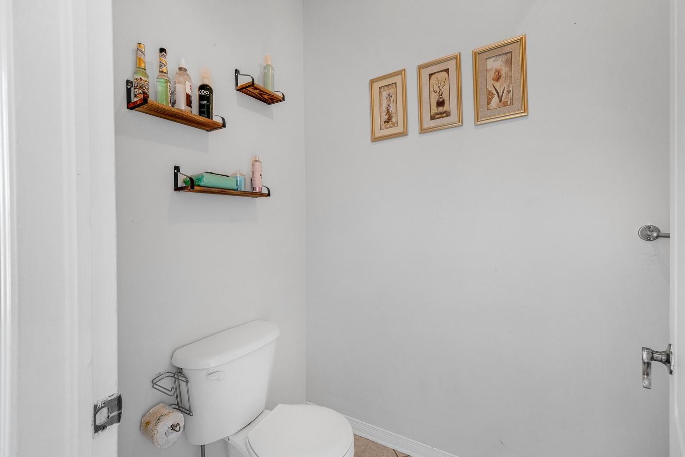 Powder room - 8235 Av. Oceanie, Brossard, QC - Indoor Photo Showing Bathroom