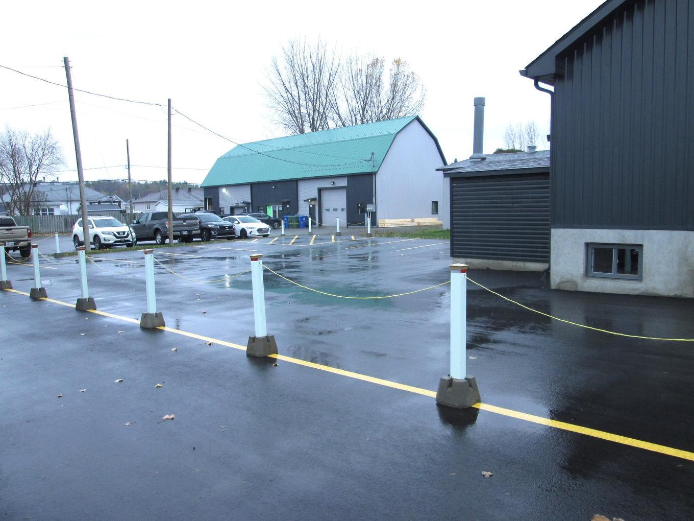 Parking - 1679 Boul. St-Antoine, Saint-Jérôme, QC - Outdoor