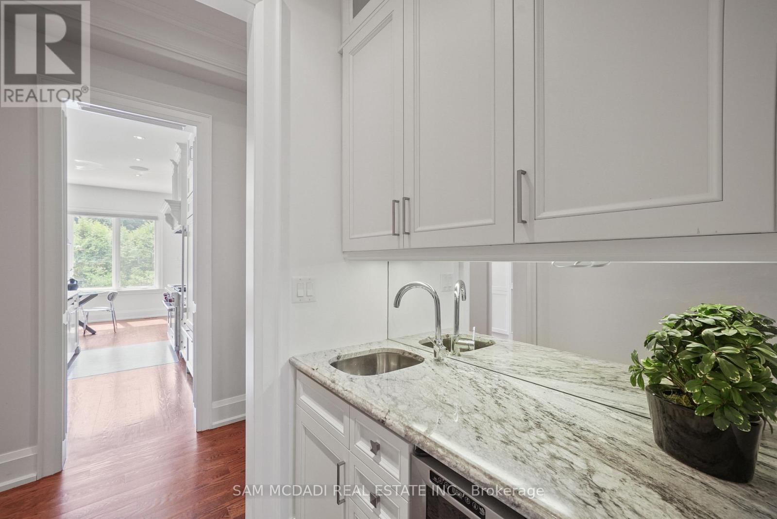 190 Maplewood Road, Mississauga, ON - Indoor Photo Showing Kitchen With Upgraded Kitchen