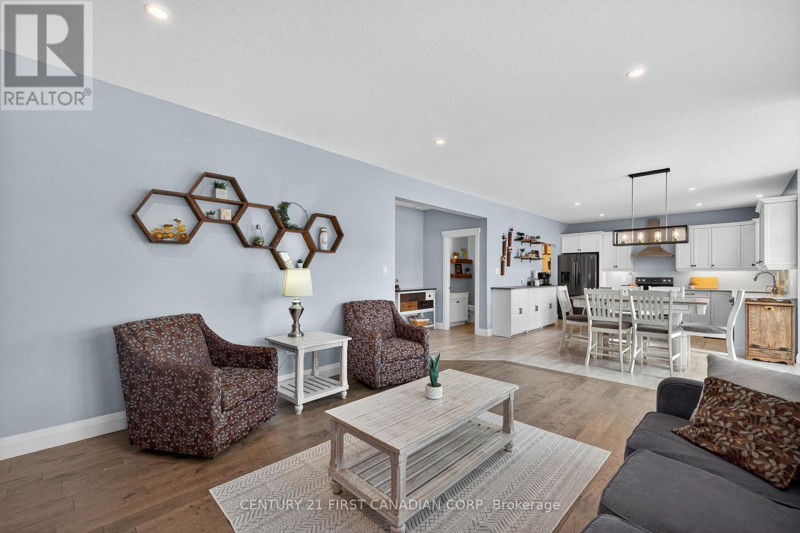 99 Thames Springs Crescent, Zorra (Thamesford), ON - Indoor Photo Showing Living Room