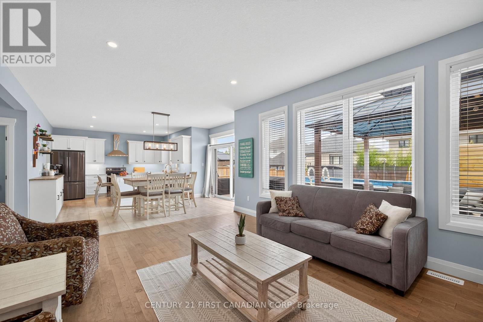 99 Thames Springs Crescent, Zorra (Thamesford), ON - Indoor Photo Showing Living Room