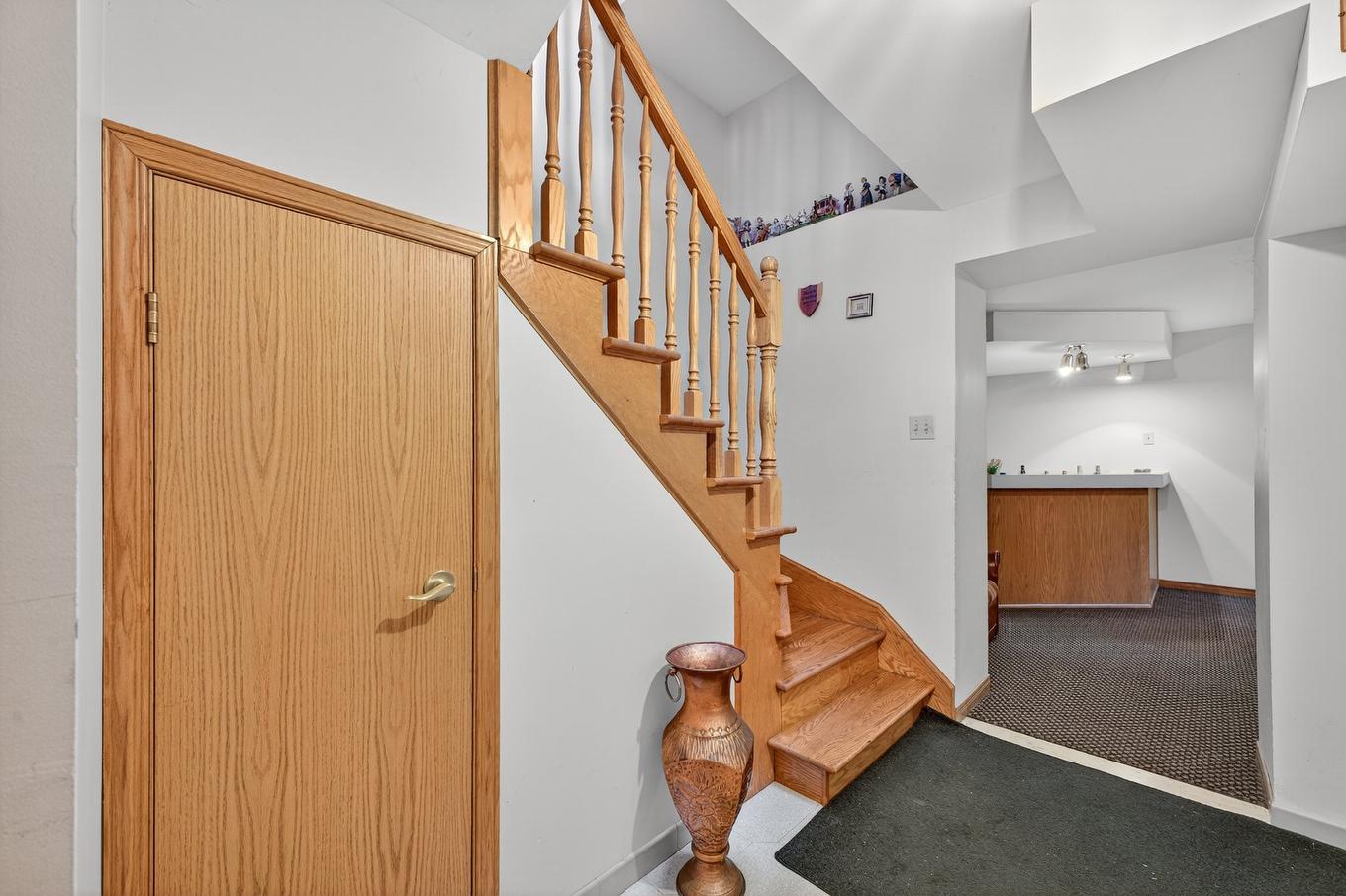 Staircase - 6793 Ch. Baily, Côte-Saint-Luc, QC - Indoor Photo Showing Other Room