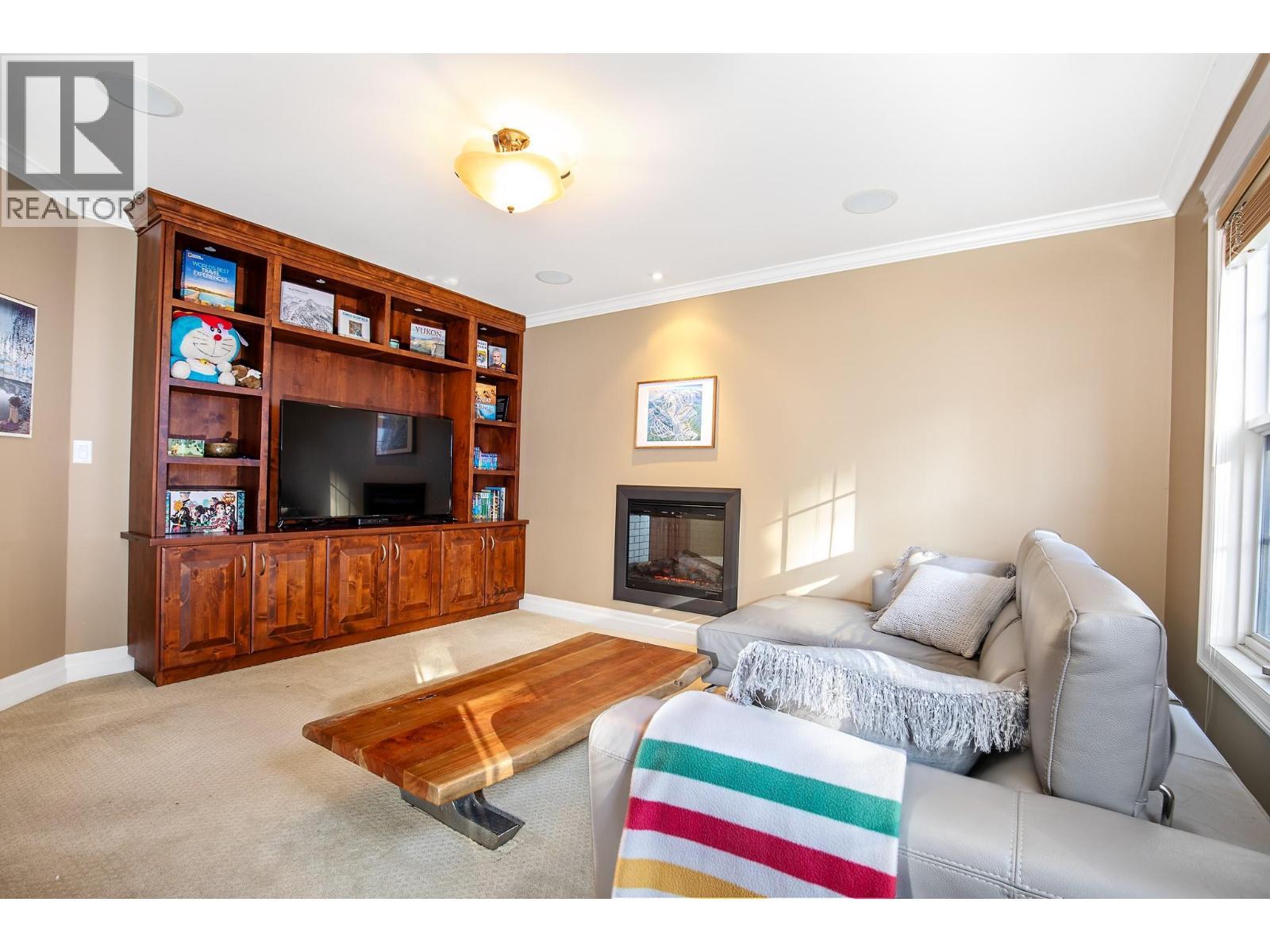 1978 High Schylea Drive, Kamloops, BC - Indoor Photo Showing Living Room With Fireplace