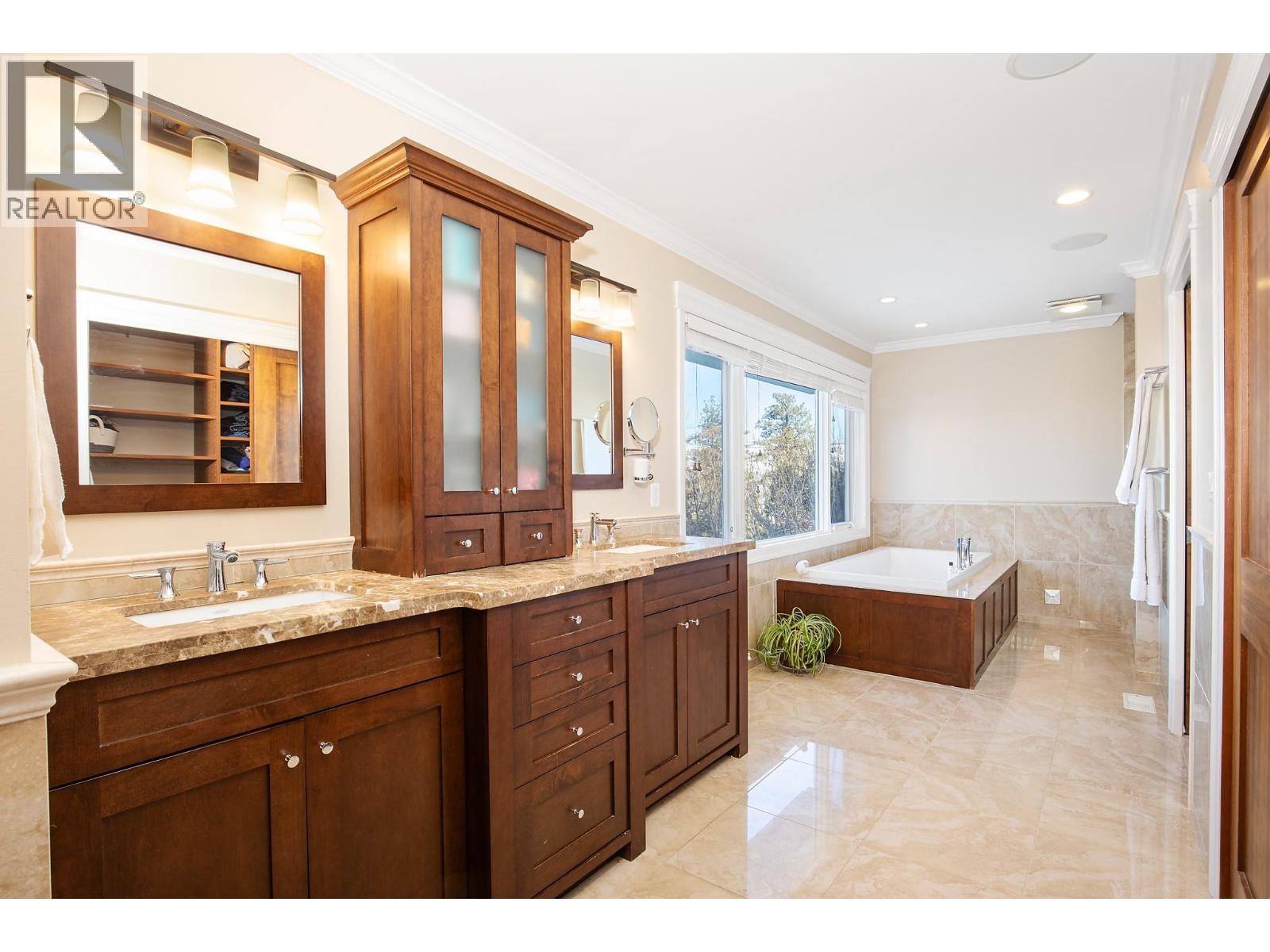 1978 High Schylea Drive, Kamloops, BC - Indoor Photo Showing Bathroom