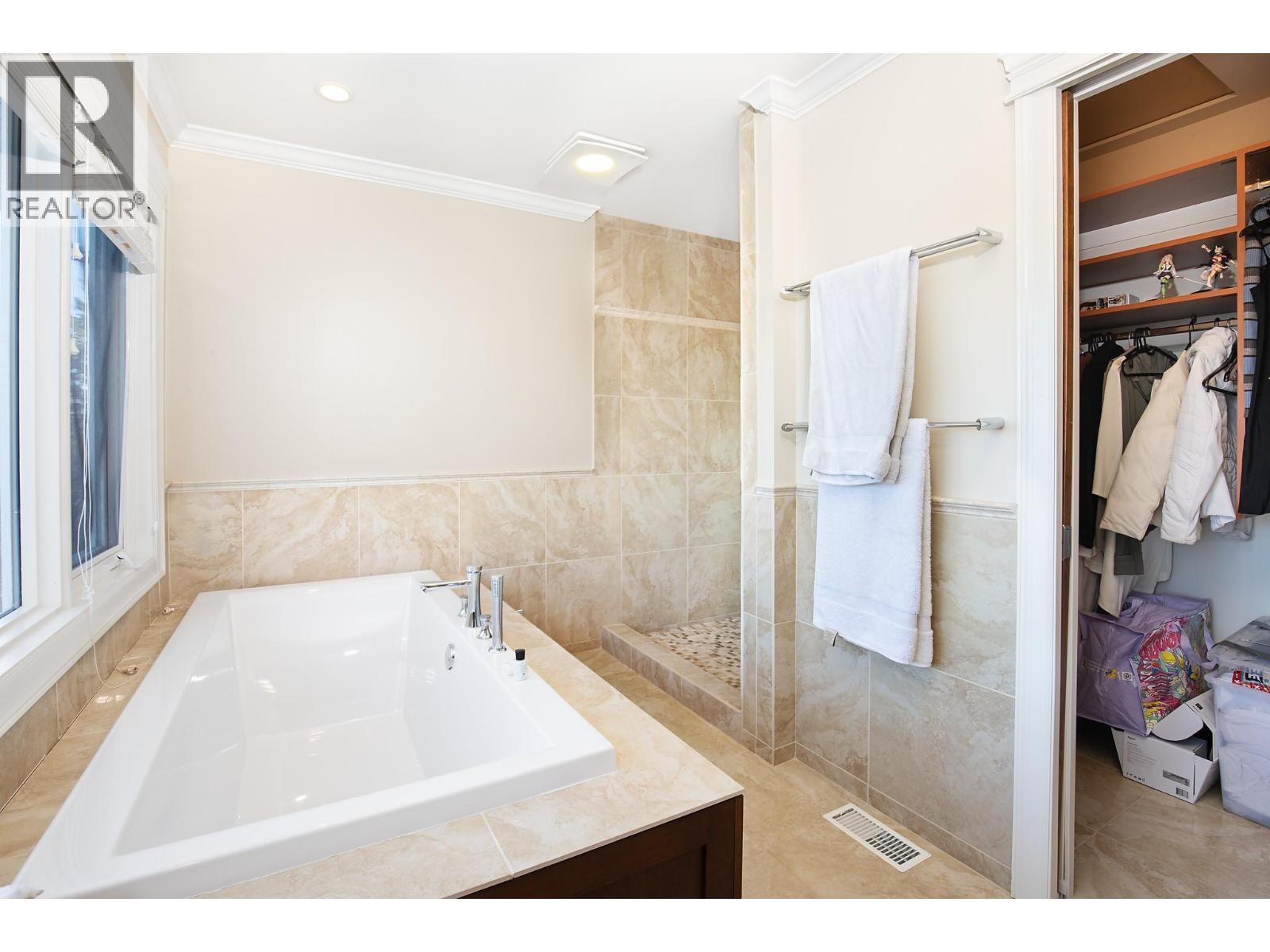 1978 High Schylea Drive, Kamloops, BC - Indoor Photo Showing Bathroom