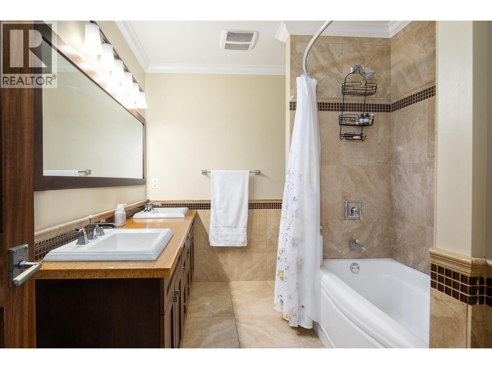 1978 High Schylea Drive, Kamloops, BC - Indoor Photo Showing Bathroom