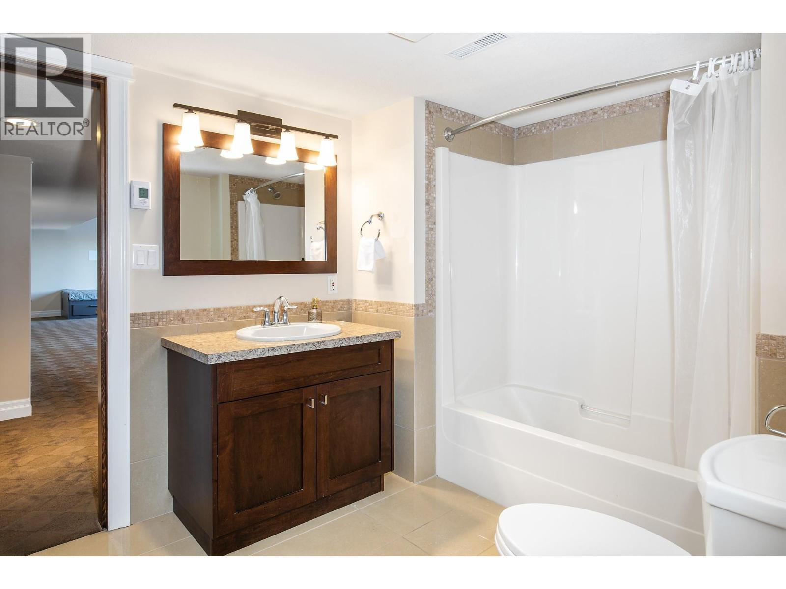 1978 High Schylea Drive, Kamloops, BC - Indoor Photo Showing Bathroom