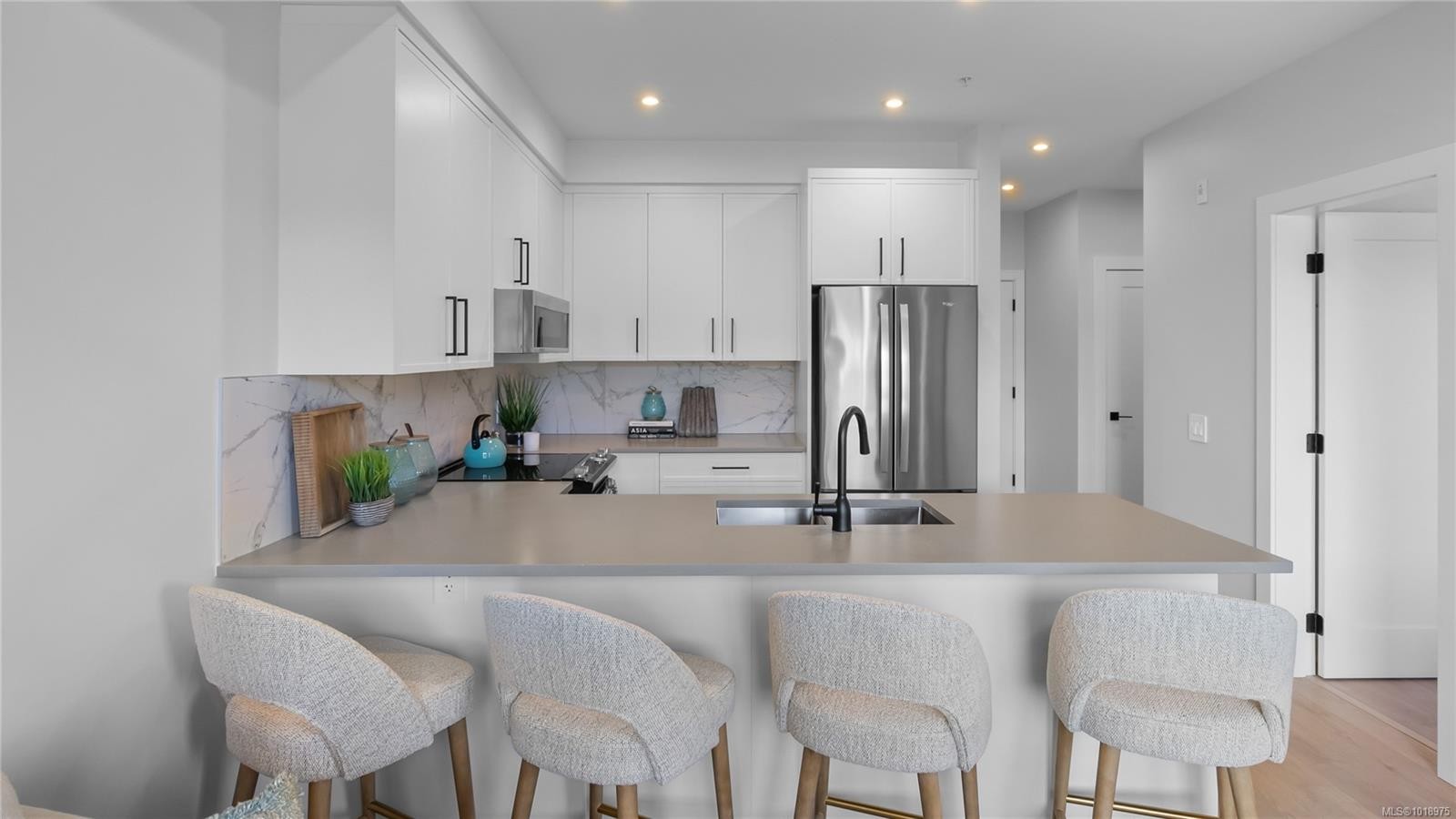 614-1371 Goldstream Ave, Langford, BC - Indoor Photo Showing Kitchen With Upgraded Kitchen