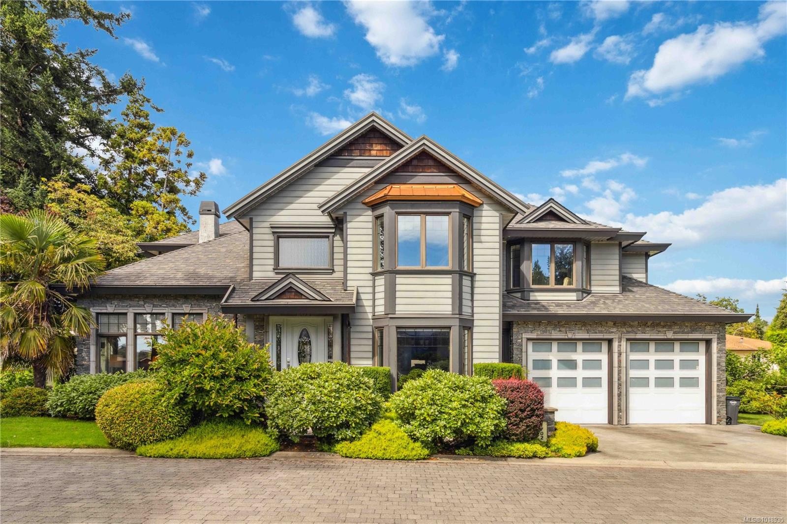 1702 De Sousa Pl, Saanich, BC