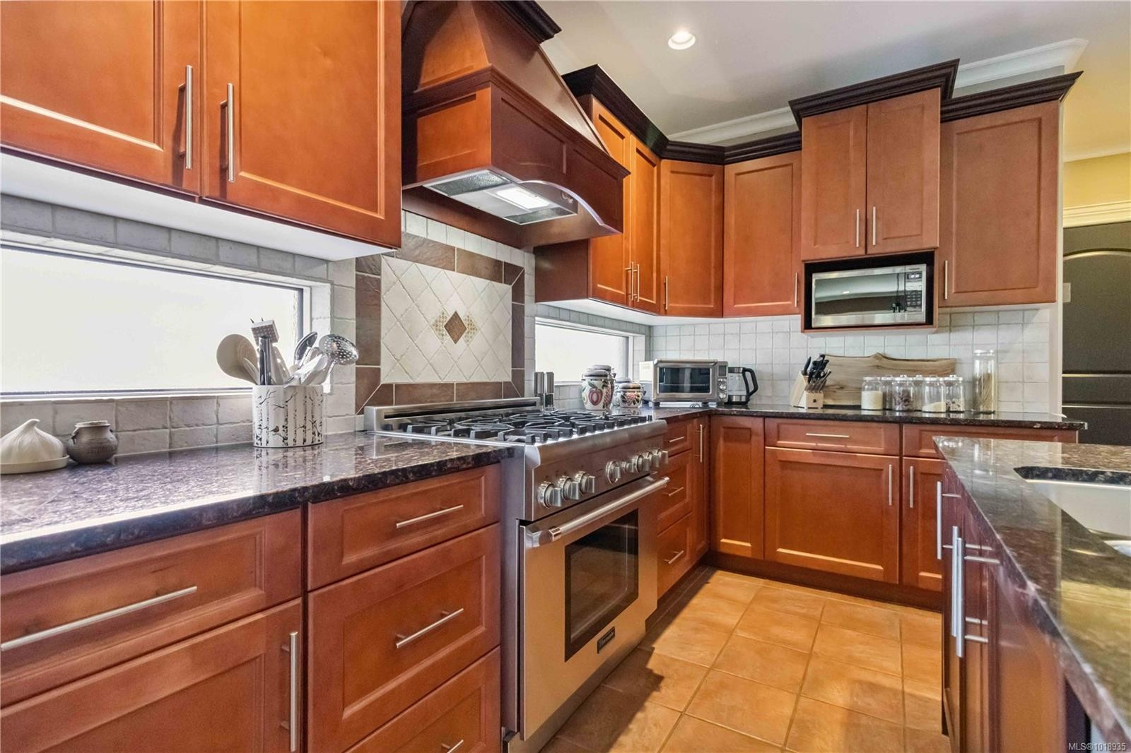 1702 De Sousa Pl, Saanich, BC