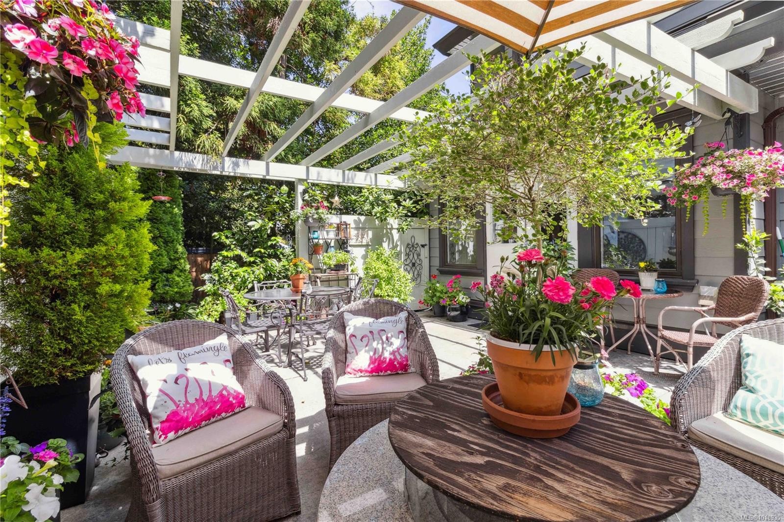 1702 De Sousa Pl, Saanich, BC