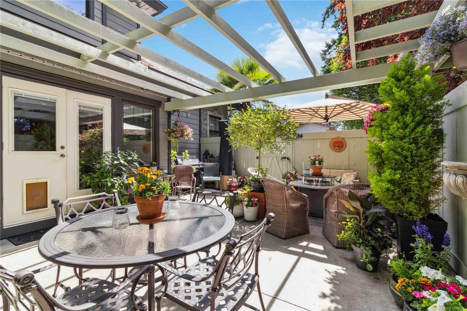 1702 De Sousa Pl, Saanich, BC