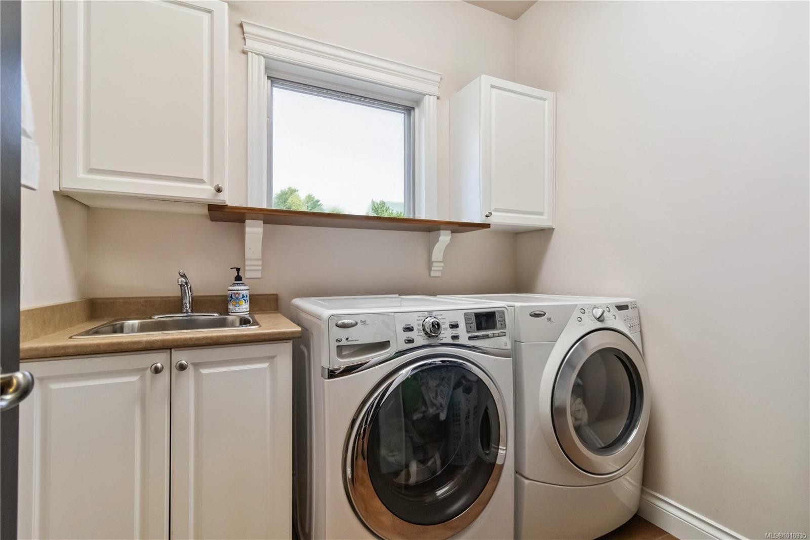 1702 De Sousa Pl, Saanich, BC