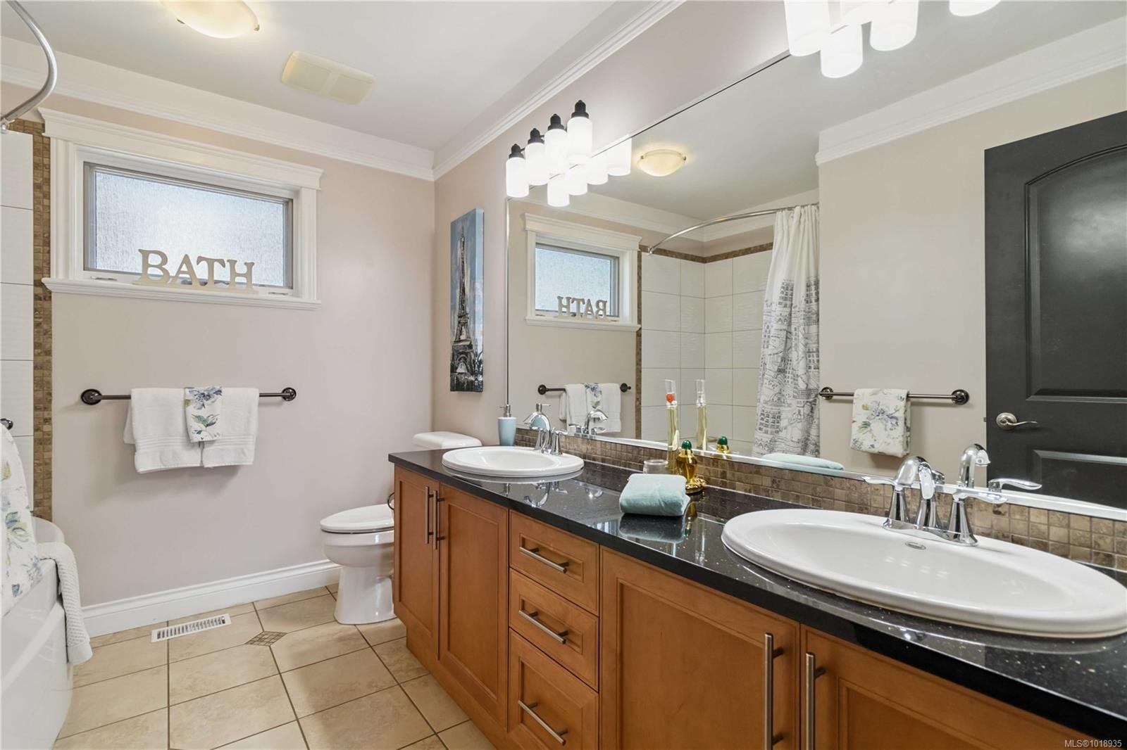 1702 De Sousa Pl, Saanich, BC