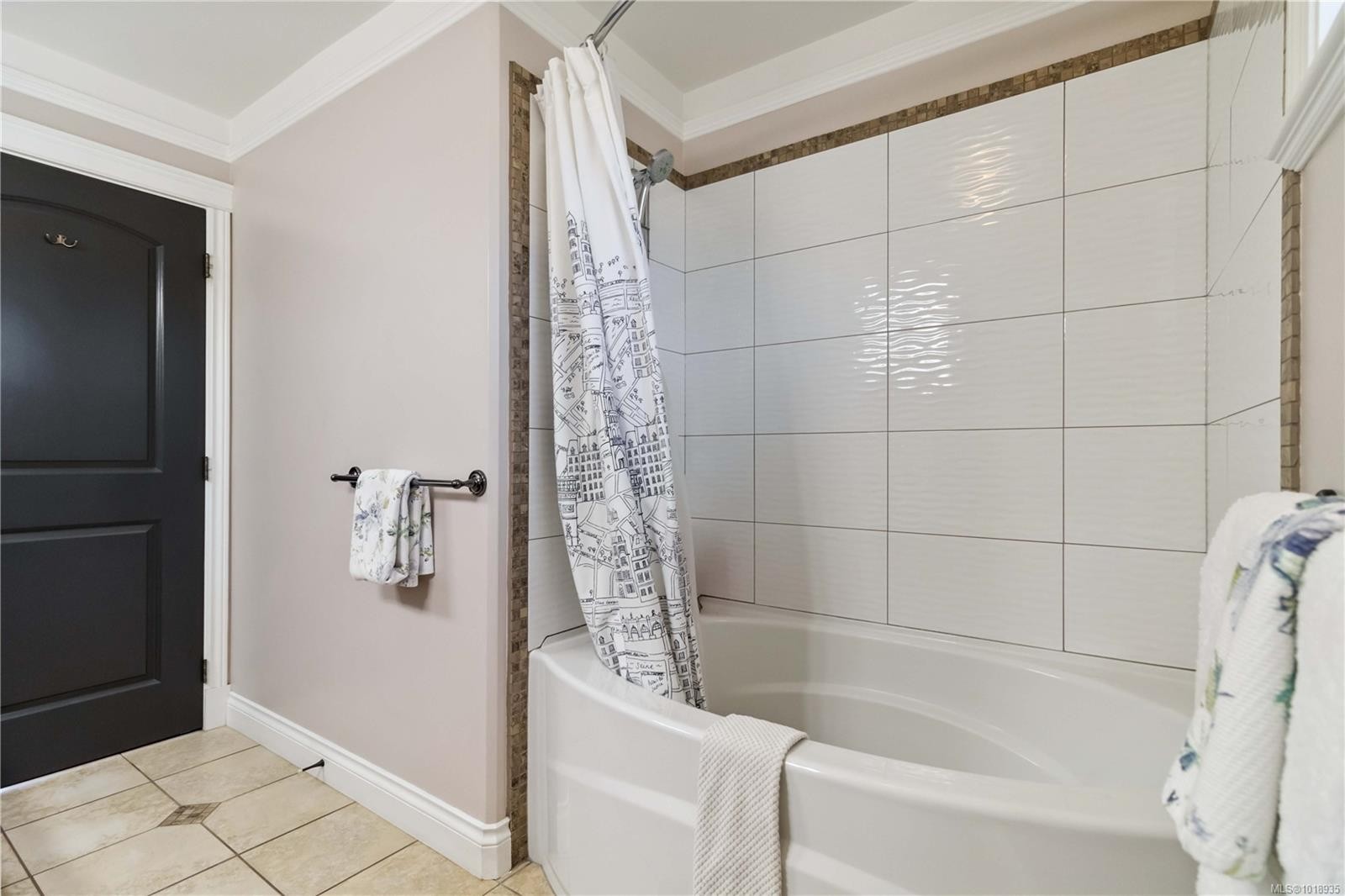 1702 De Sousa Pl, Saanich, BC