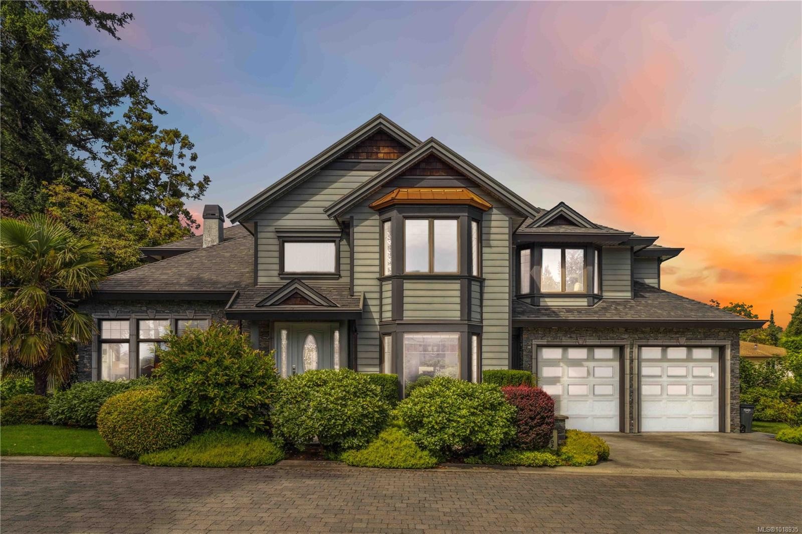 1702 De Sousa Pl, Saanich, BC