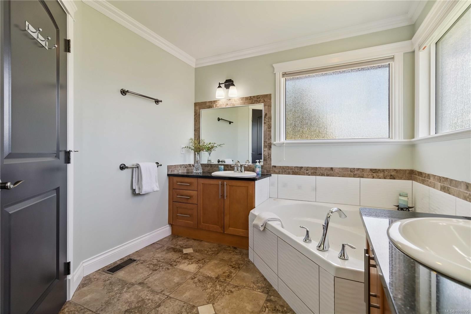 1702 De Sousa Pl, Saanich, BC