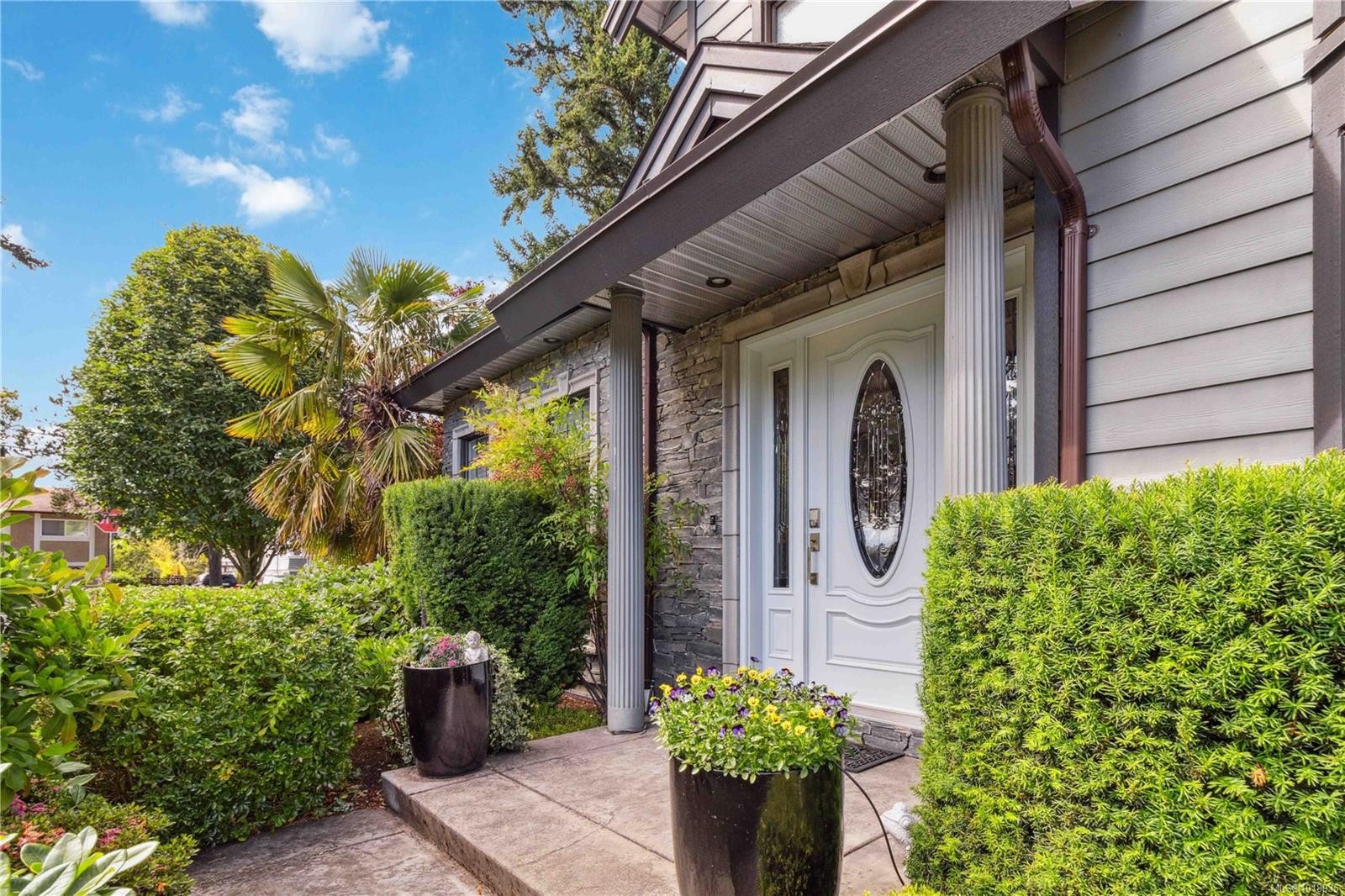 1702 De Sousa Pl, Saanich, BC