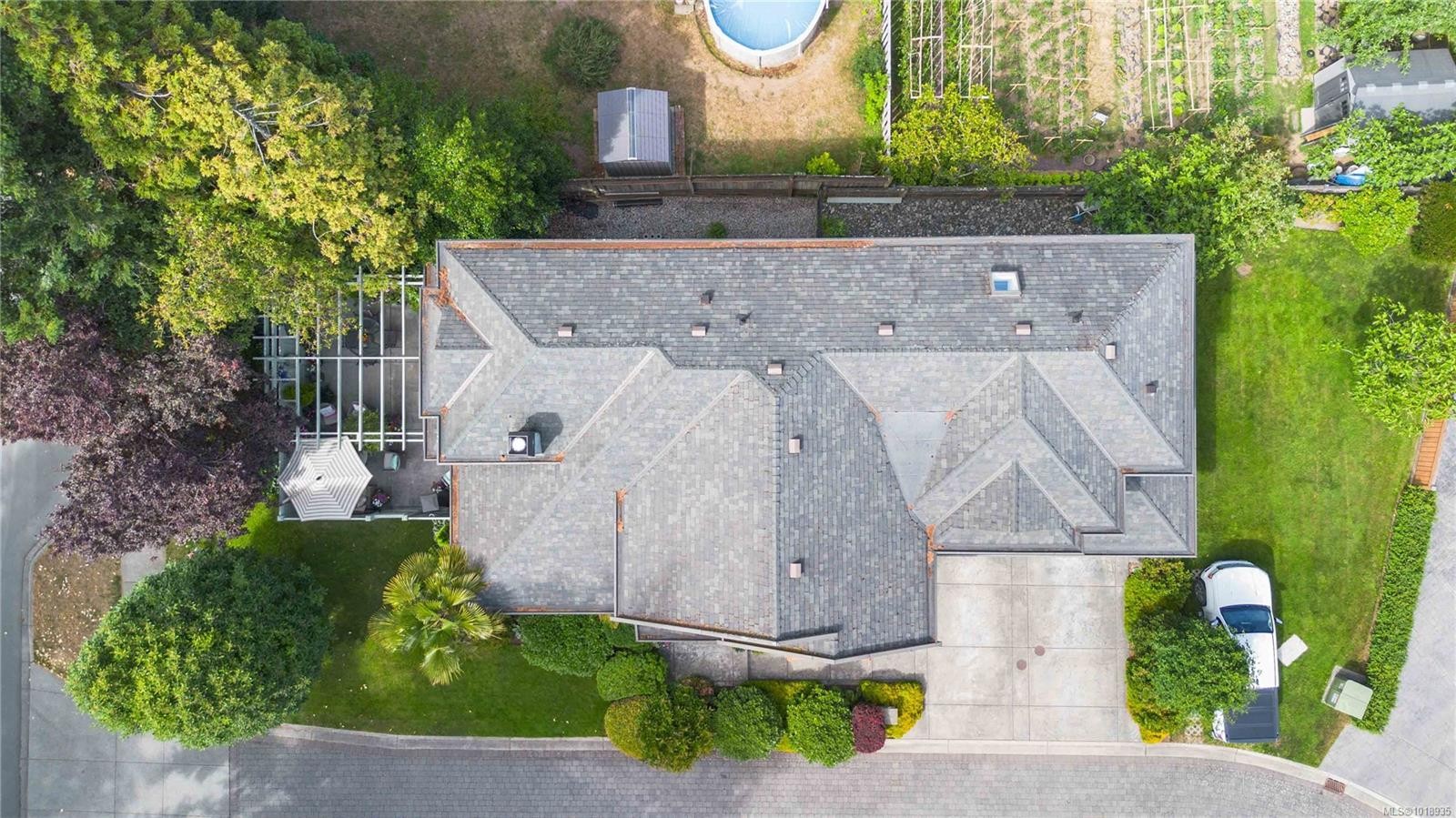 1702 De Sousa Pl, Saanich, BC