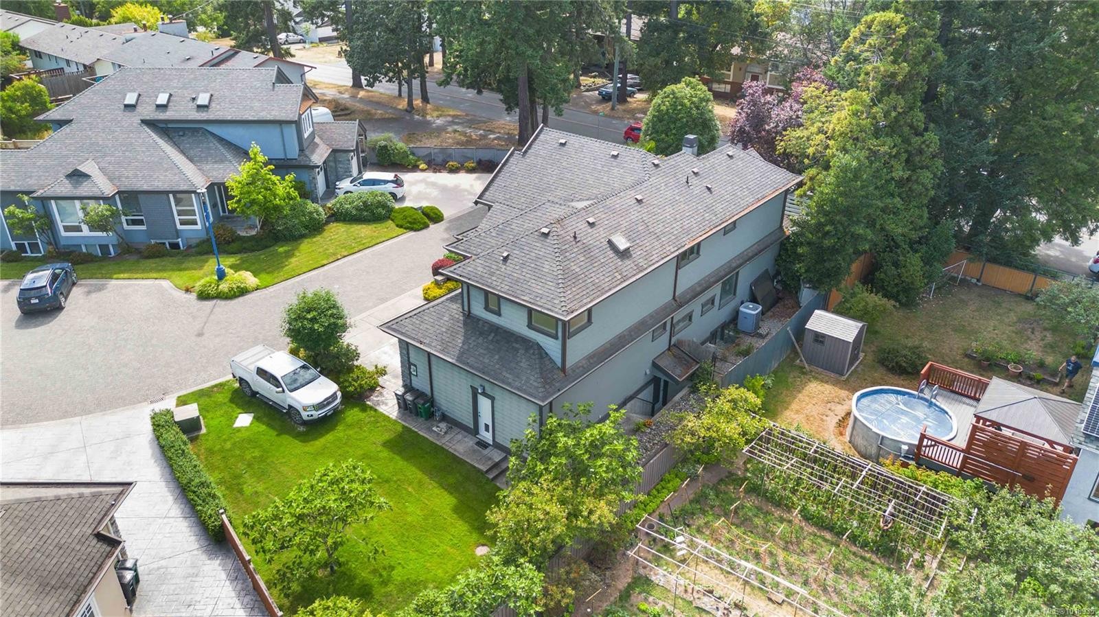 1702 De Sousa Pl, Saanich, BC