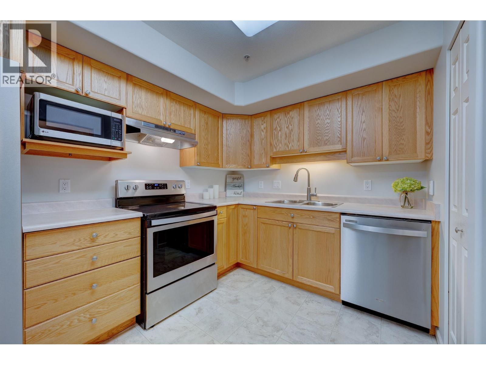 Kitchen with stainless steel appliances - 860 Nicolani Drive Unit# 204, Kamloops, BC - Indoor Photo Showing Kitchen With Double Sink