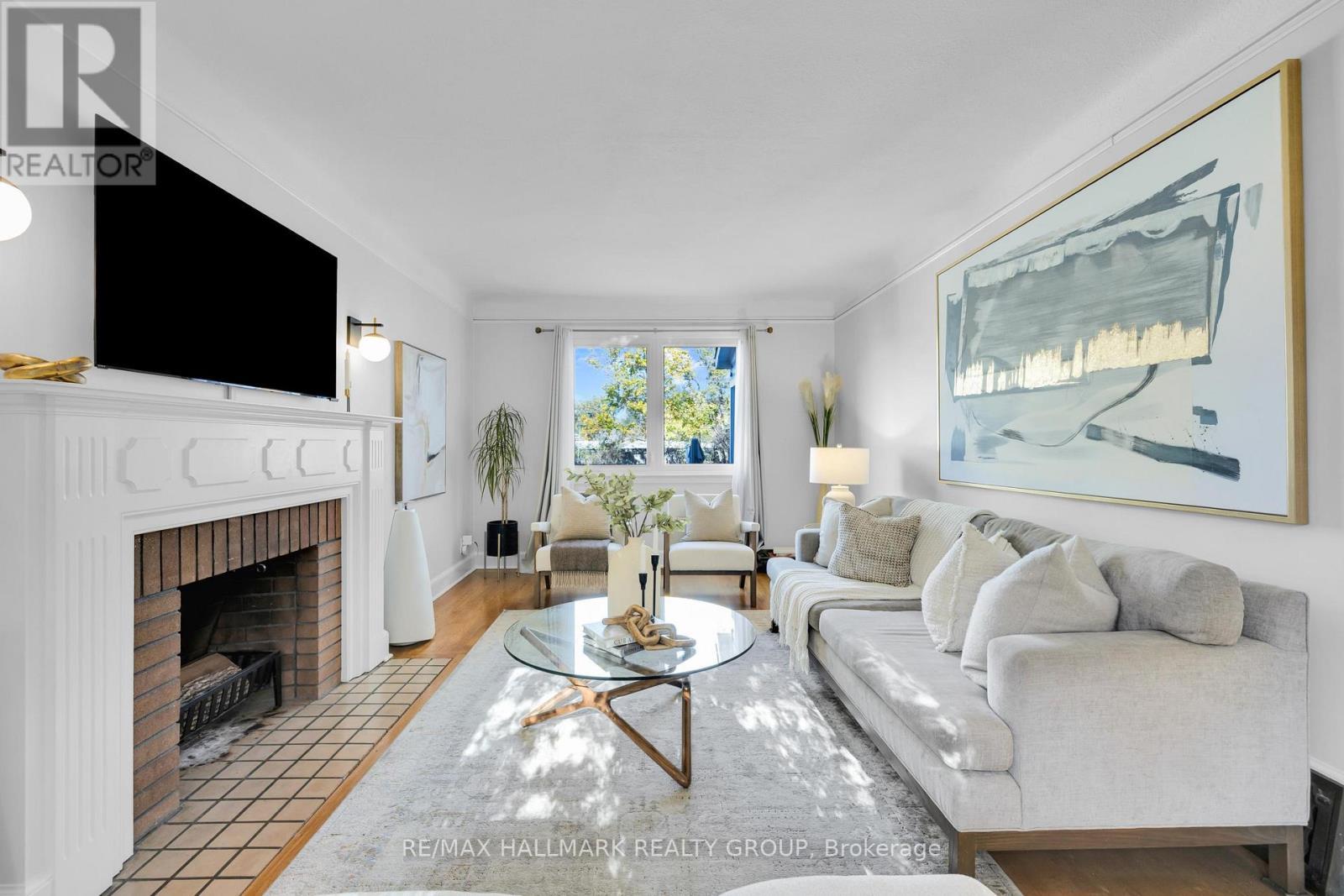 163 Ruskin Street, Ottawa, ON - Indoor Photo Showing Living Room With Fireplace