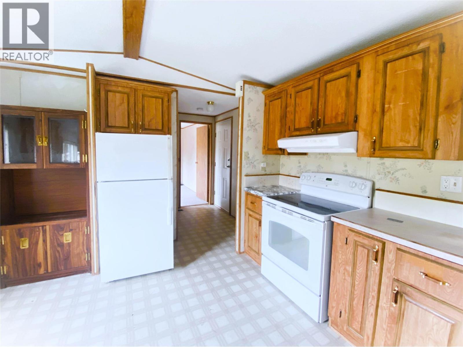 Kitchen - reverse view - 655 Caouette Road, Sorrento, BC