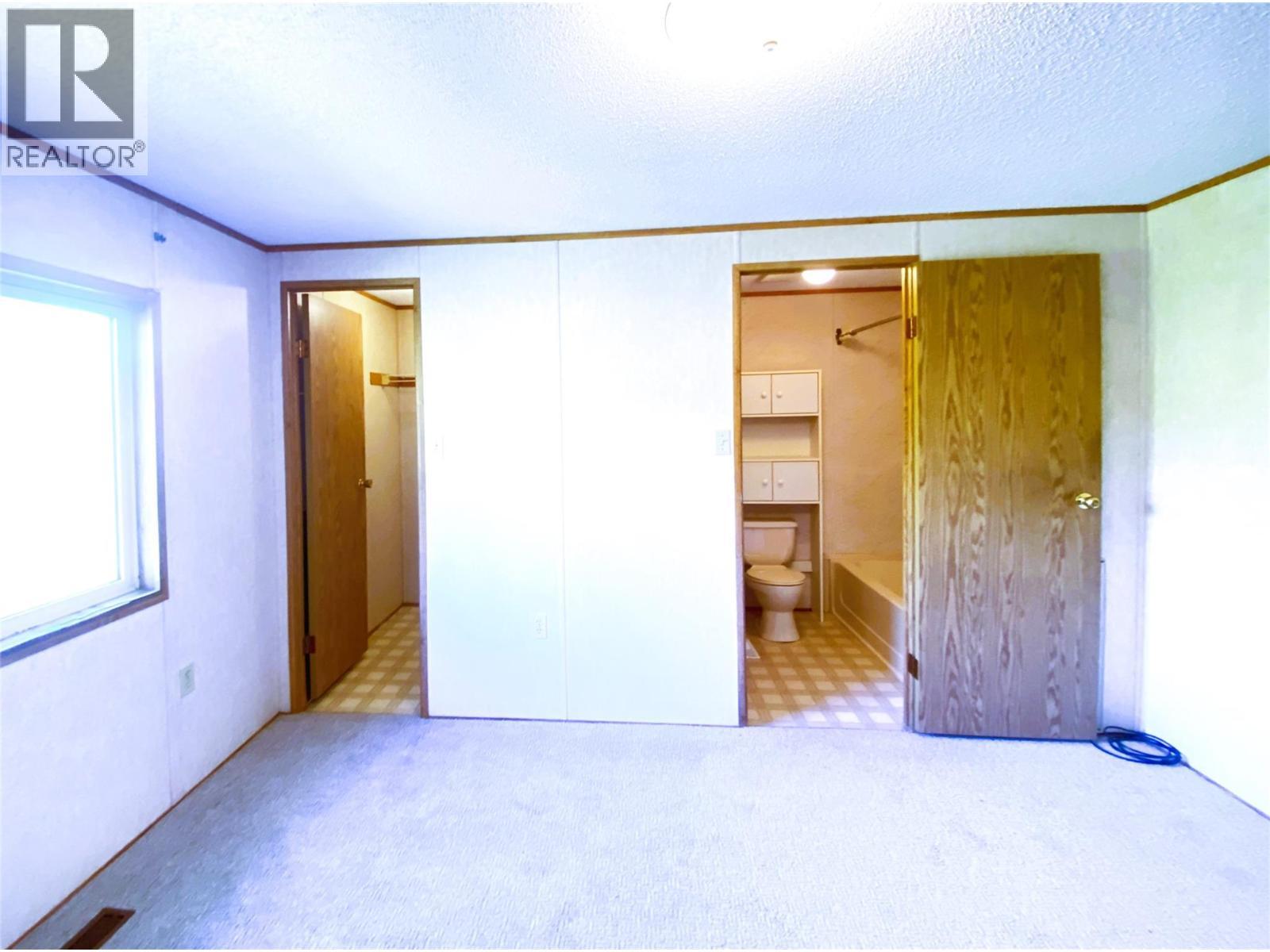 Primary Bedroom has W/I Closet & Ensuite Bath - 655 Caouette Road, Sorrento, BC