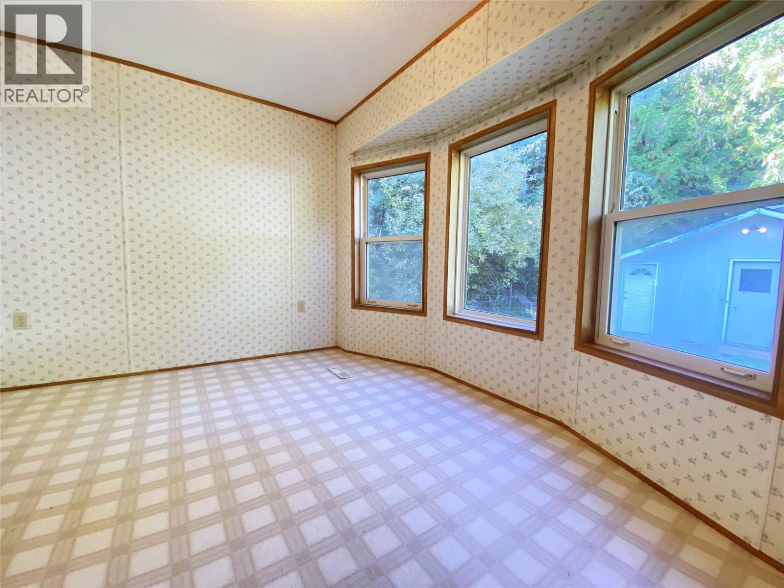 Bay windows - 655 Caouette Road, Sorrento, BC