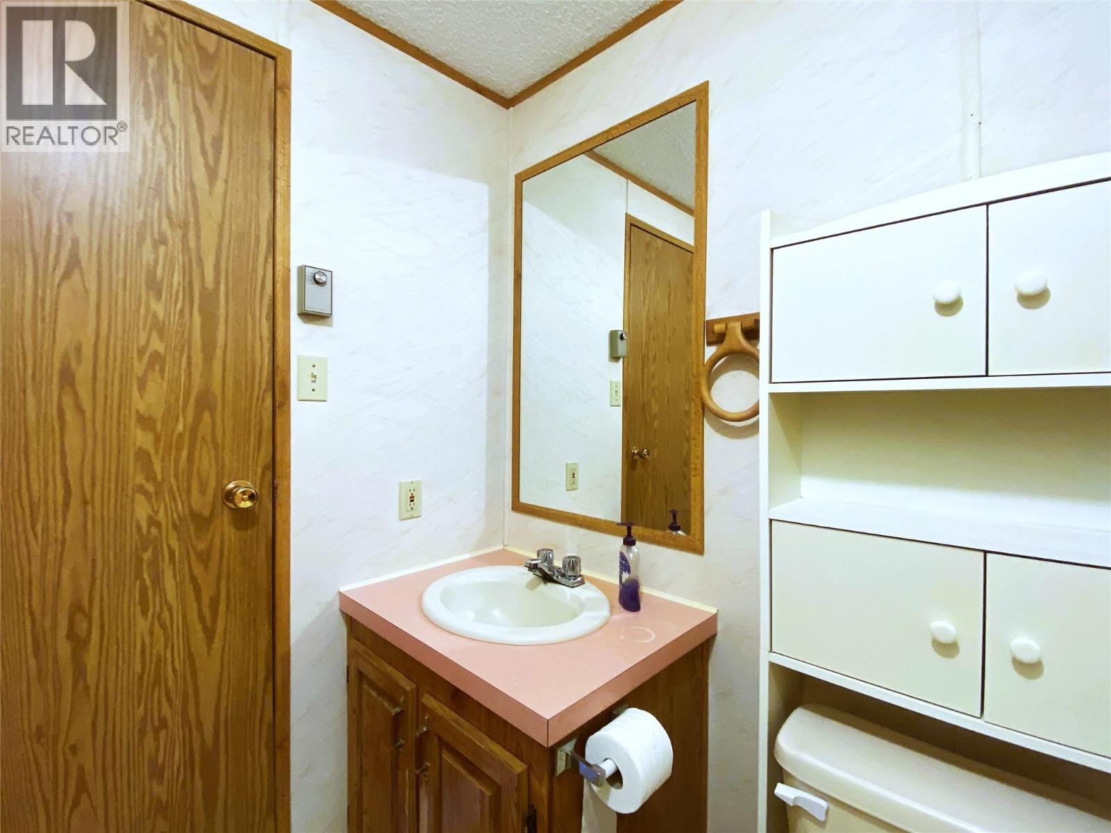 Main Bath - reverse view - 655 Caouette Road, Sorrento, BC