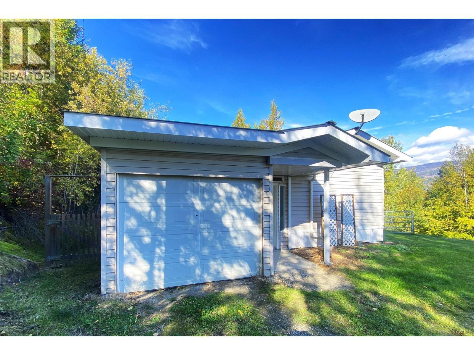 Attached single garage - 655 Caouette Road, Sorrento, BC