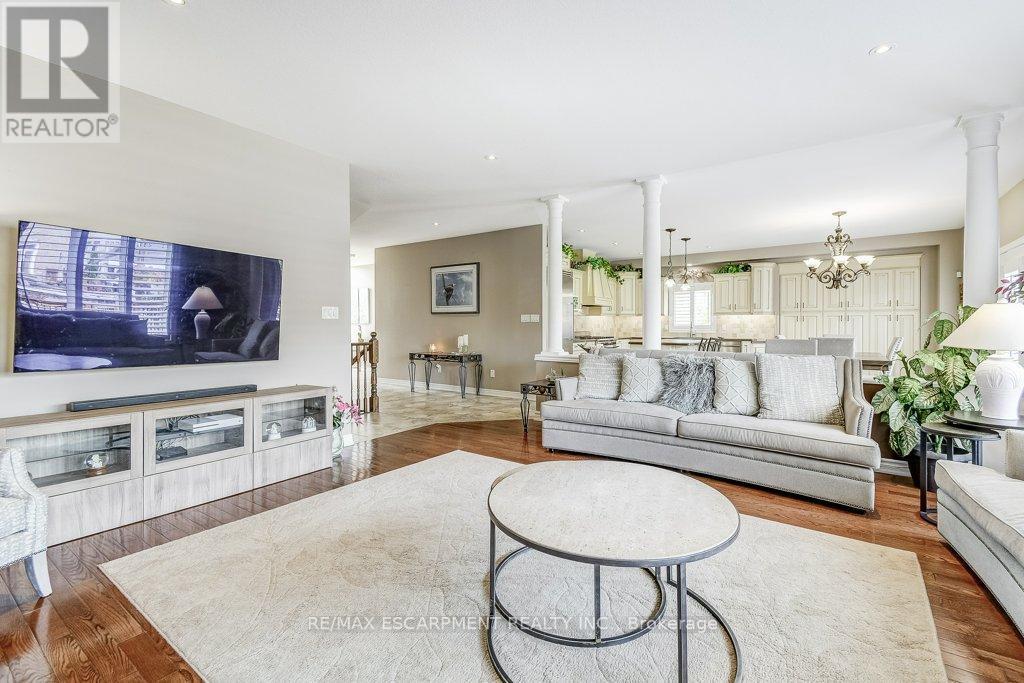 33 Lockman Drive, Hamilton, ON - Indoor Photo Showing Living Room
