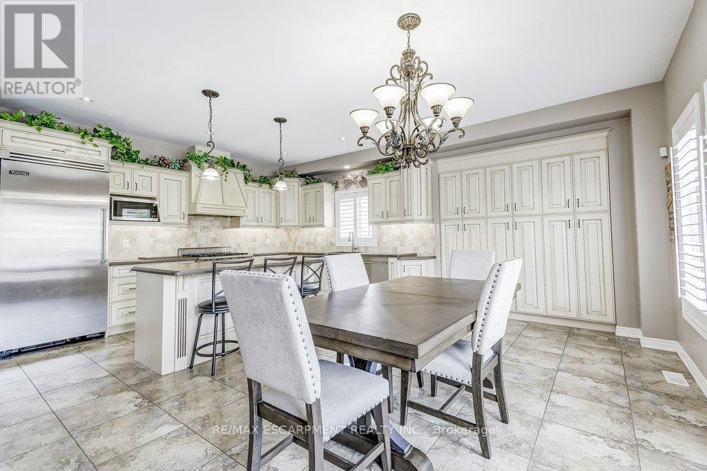 33 Lockman Drive, Hamilton, ON - Indoor Photo Showing Dining Room