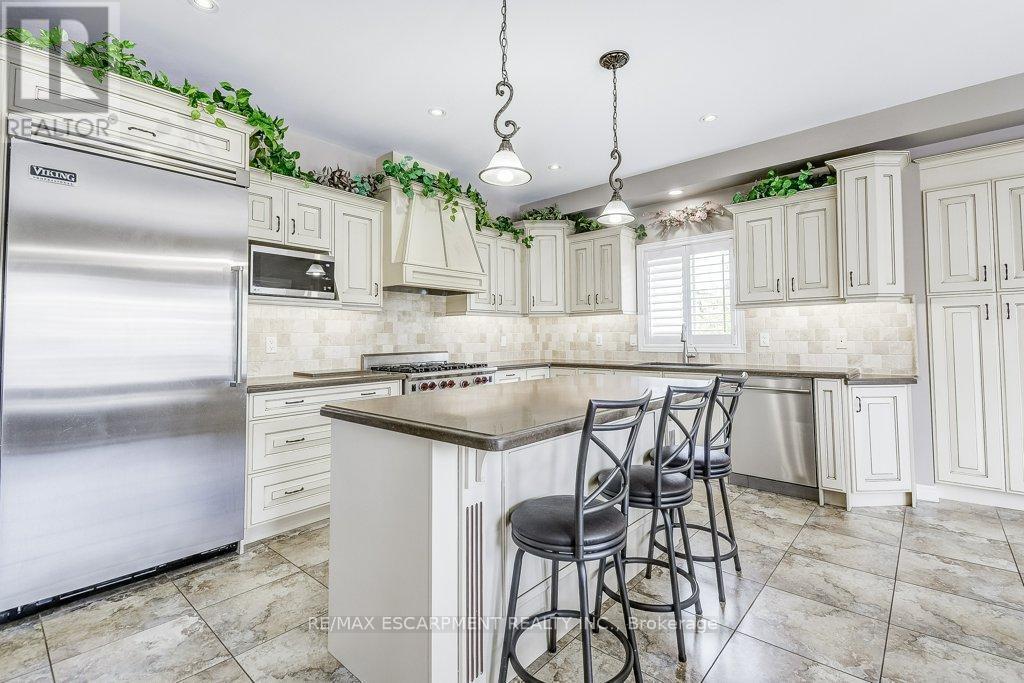 33 Lockman Drive, Hamilton, ON - Indoor Photo Showing Kitchen With Upgraded Kitchen