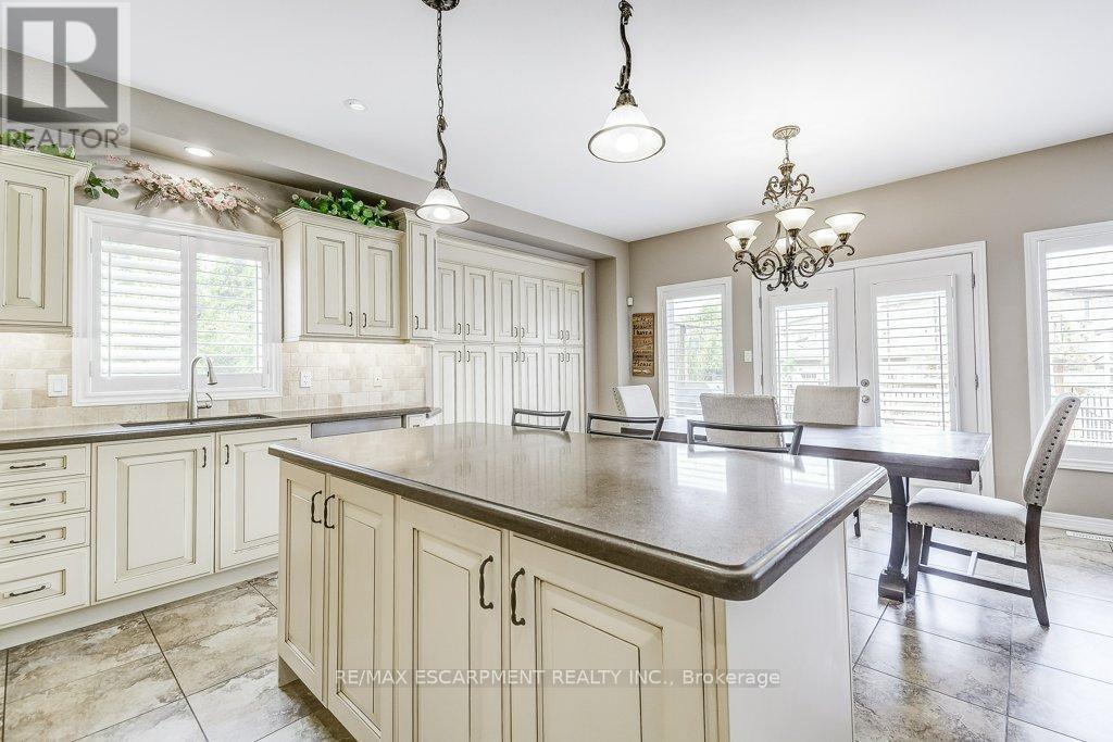 33 Lockman Drive, Hamilton, ON - Indoor Photo Showing Kitchen With Upgraded Kitchen