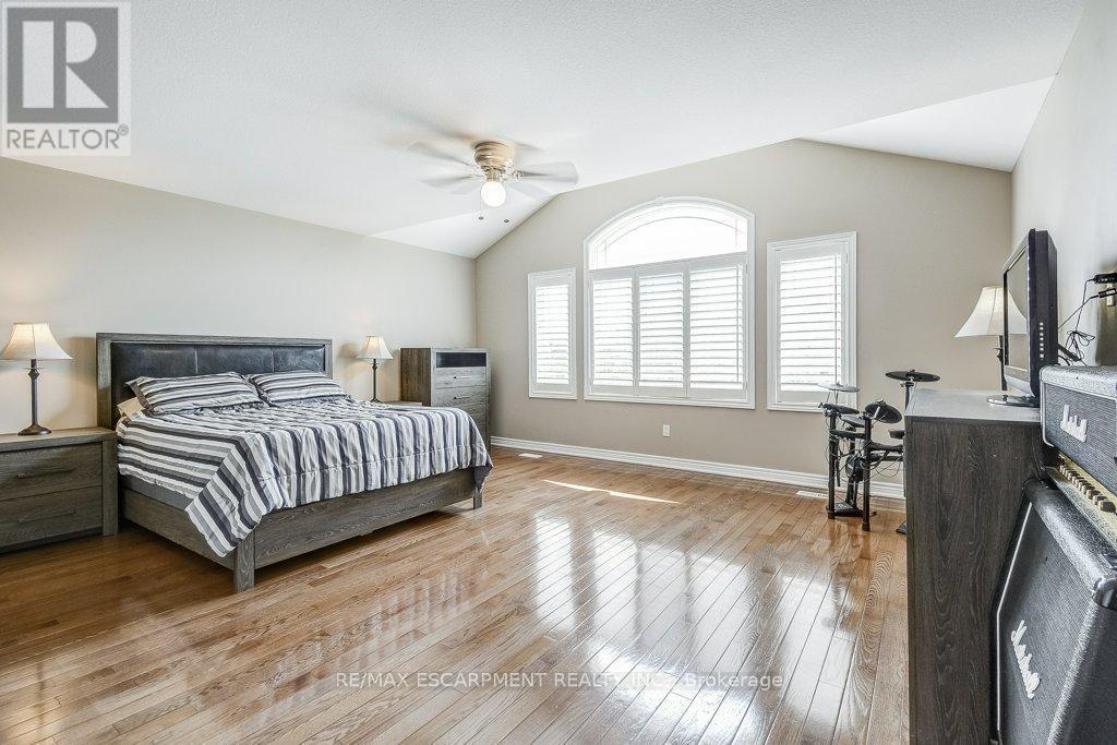 33 Lockman Drive, Hamilton, ON - Indoor Photo Showing Bedroom