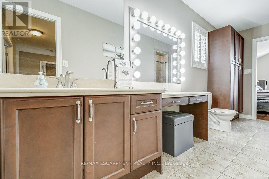 33 Lockman Drive, Hamilton, ON - Indoor Photo Showing Bathroom
