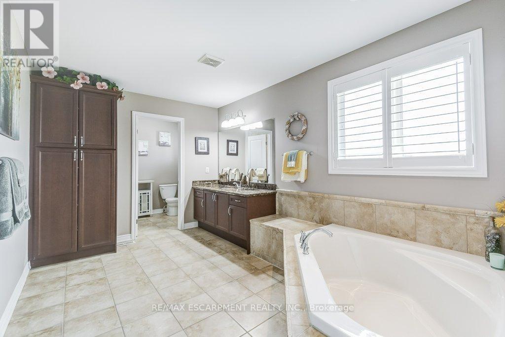 33 Lockman Drive, Hamilton, ON - Indoor Photo Showing Bathroom