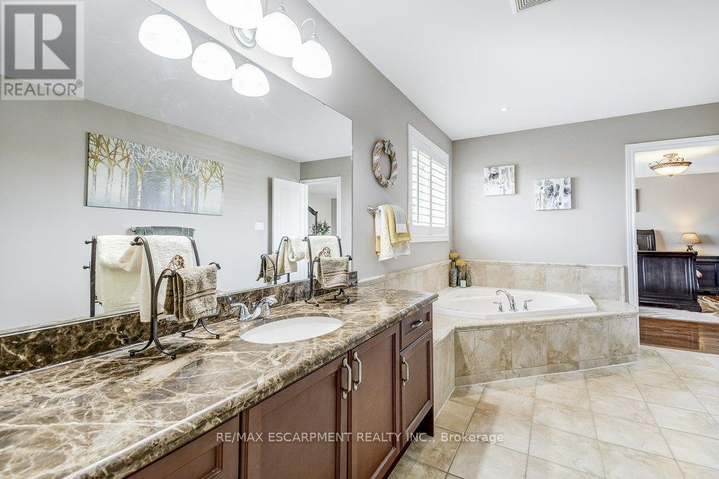 33 Lockman Drive, Hamilton, ON - Indoor Photo Showing Bathroom