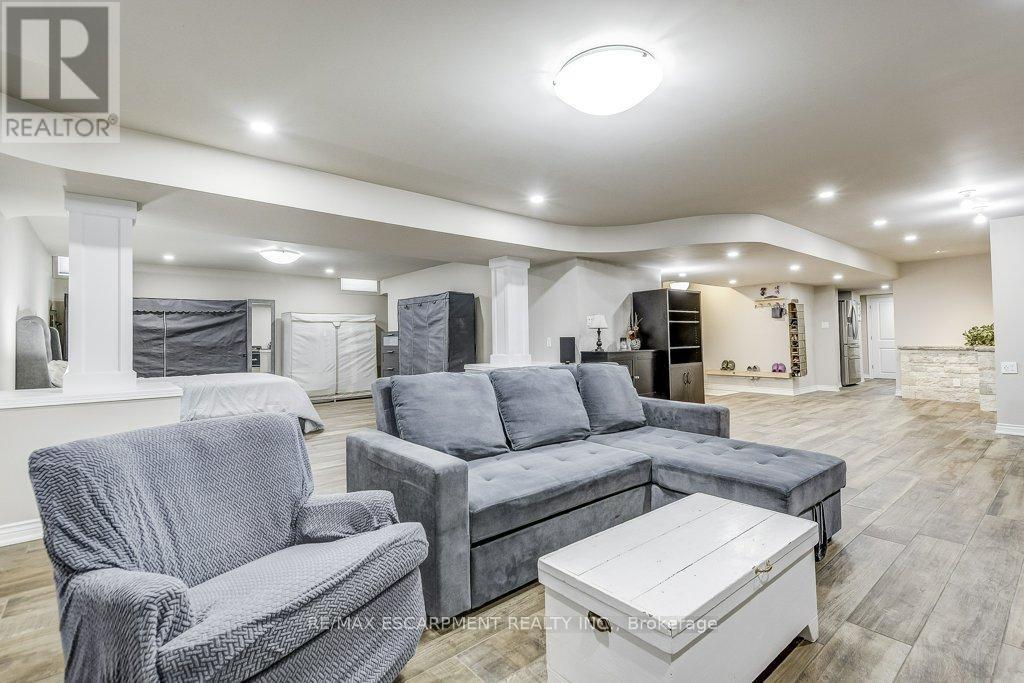 33 Lockman Drive, Hamilton, ON - Indoor Photo Showing Living Room