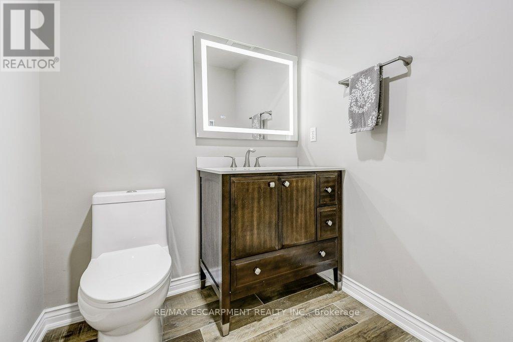 33 Lockman Drive, Hamilton, ON - Indoor Photo Showing Bathroom