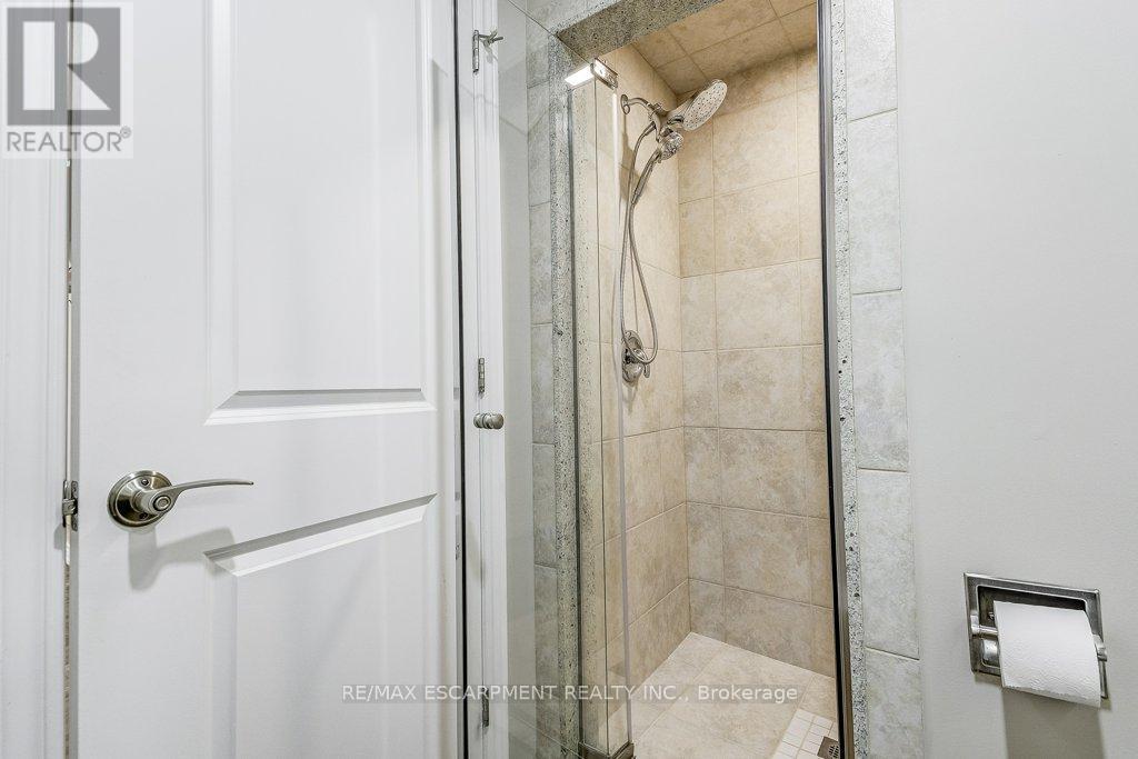 33 Lockman Drive, Hamilton, ON - Indoor Photo Showing Bathroom